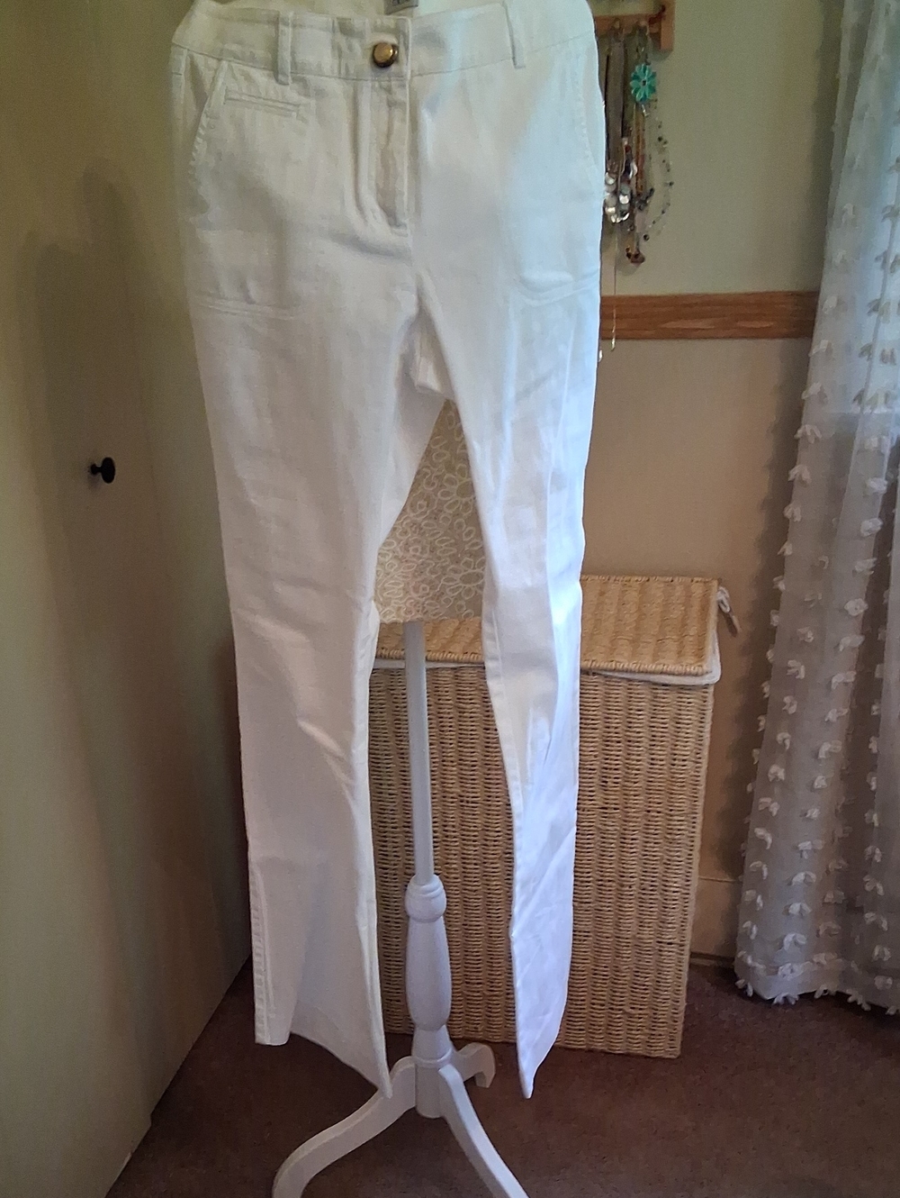 Cache Classic White Slim Straight Women's Pants. Size 6